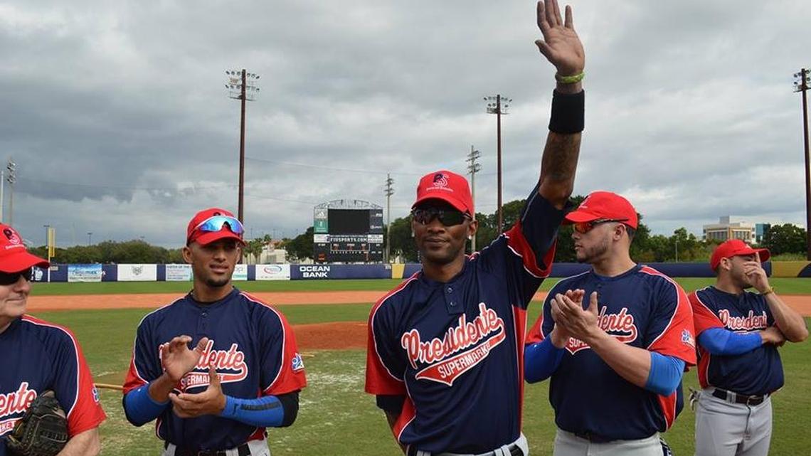 ALEXEI RAMIREZ saluda a los fans en el estadio de la FIU el 15 de enero.