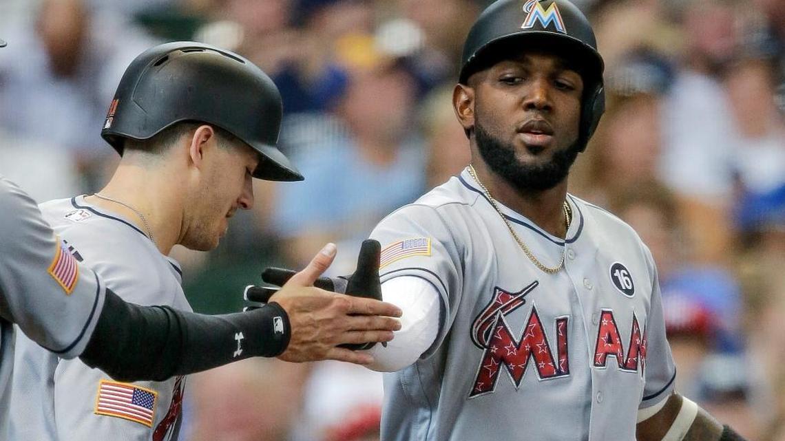 Marcell Ozuna, de los Marlins, es felicitado luego de su jonrón de tres carreras a Junior Guerra, de los Cerveceros, en el tercer inning, el domingo 2 de julio del 2017, en Milwaukee.
