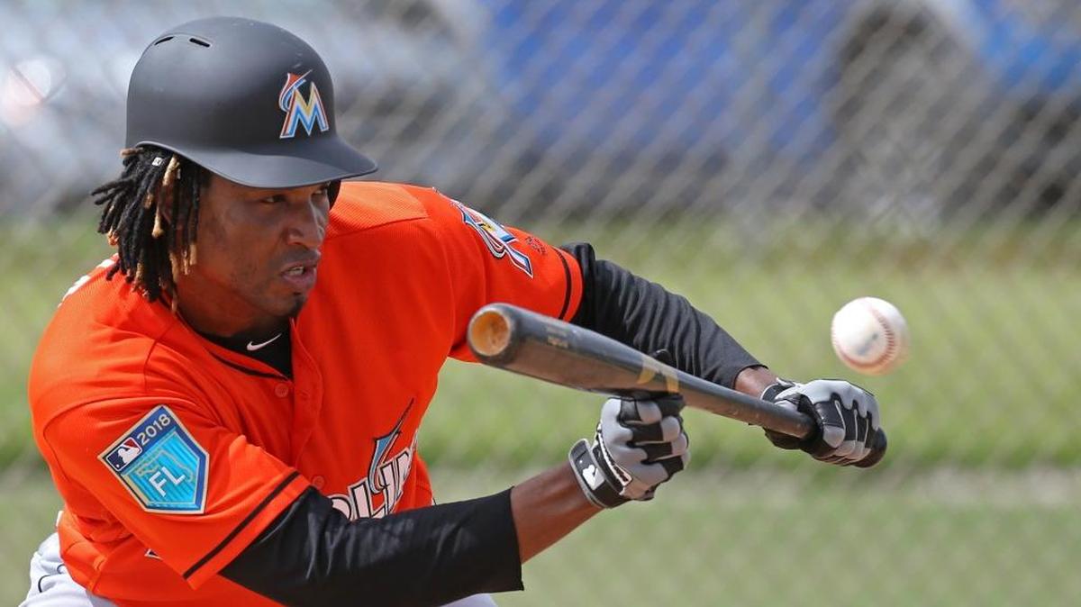 JOSE UREÑA practica el toque de bola el 20 de febrero en Jupiter con los Marlins.