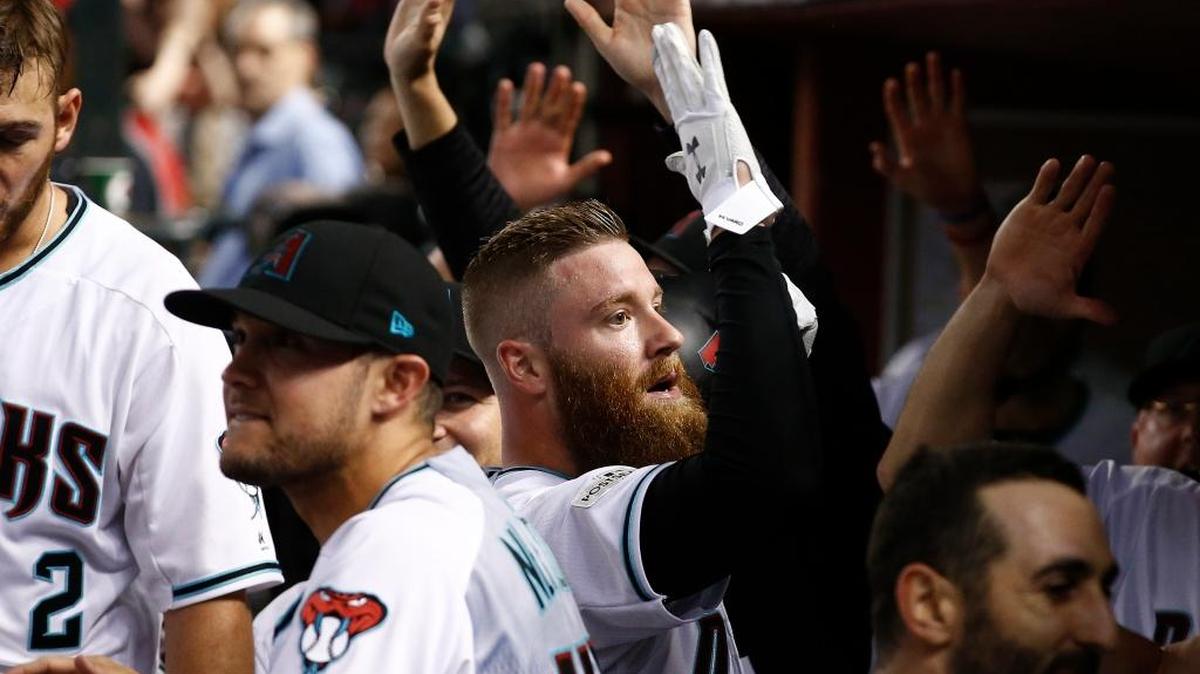 ARCHIE BRADLEY recibe el saludo de su equipo tras pegar el triple de dos carreras, a la postre decisivo.