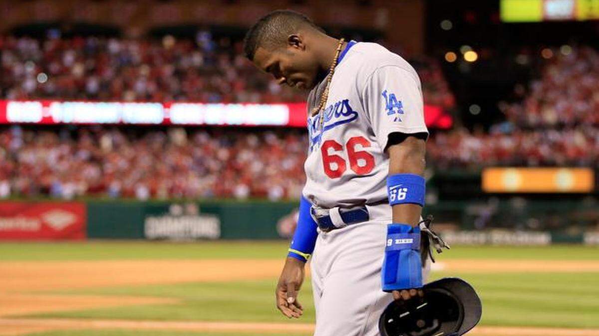 
Yasiel Puig camina al dugout de los Dodgers tras ser eliminado su equipo por los Cardenales de San Luis, en el cuarto partido del playoff divisional el 7 de octubre del 2014.


