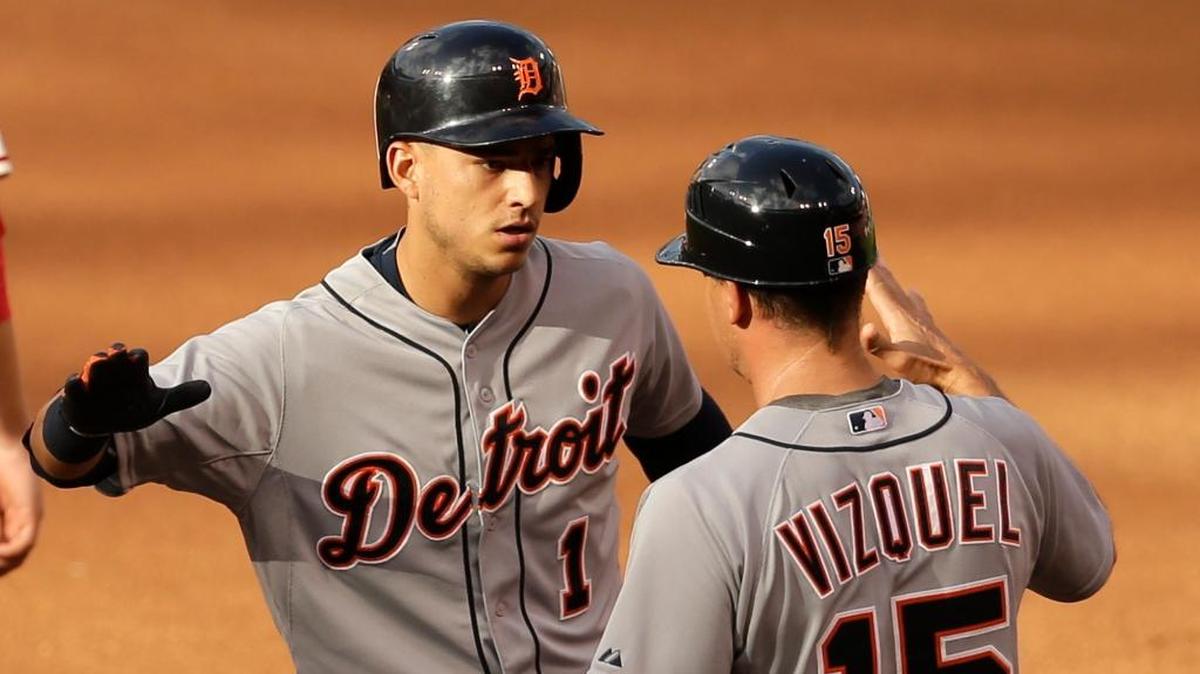 JOSE IGLESIAS recibe el saludo del coach Omar Vizquel tras pegar un sencillo en choque contra San Luis el 16 de mayo del 2015.