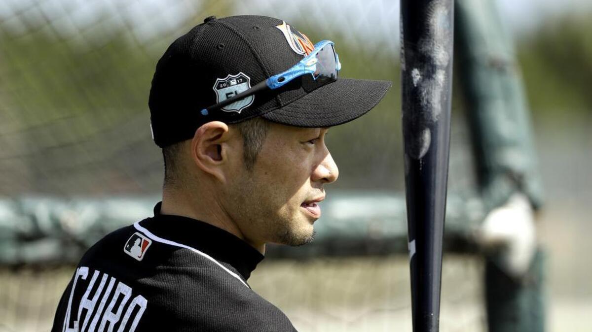 ICHIRO SUZUKI espera por un turno en la primavera de Jupiter el 18 de febrero.