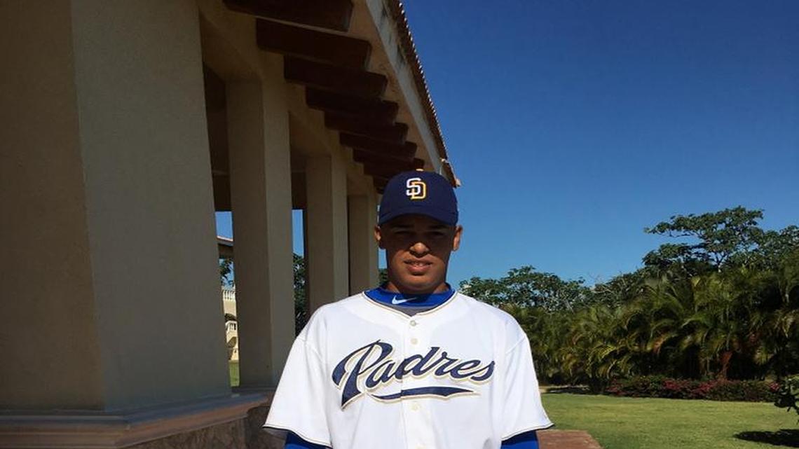 OSVALDO HERNANDEZ firma pacto con San Diego con un bono de $2.5 millones.