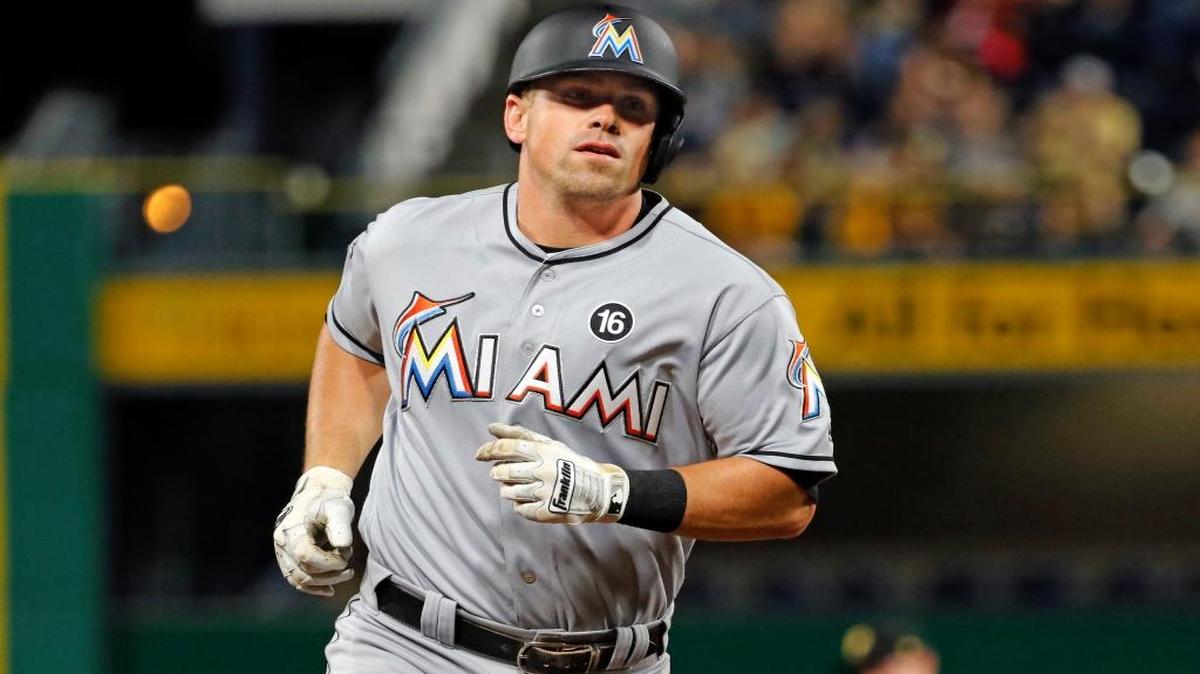 Tyler Moore, de los Marlins, corre las bases luego de disparar su segundo jonrón de la noche, contra el relevista de los Piratas Dovydas Neverauskas, en el séptimo inning en Pittsburgh, el viernes 9 de junio del 2017.