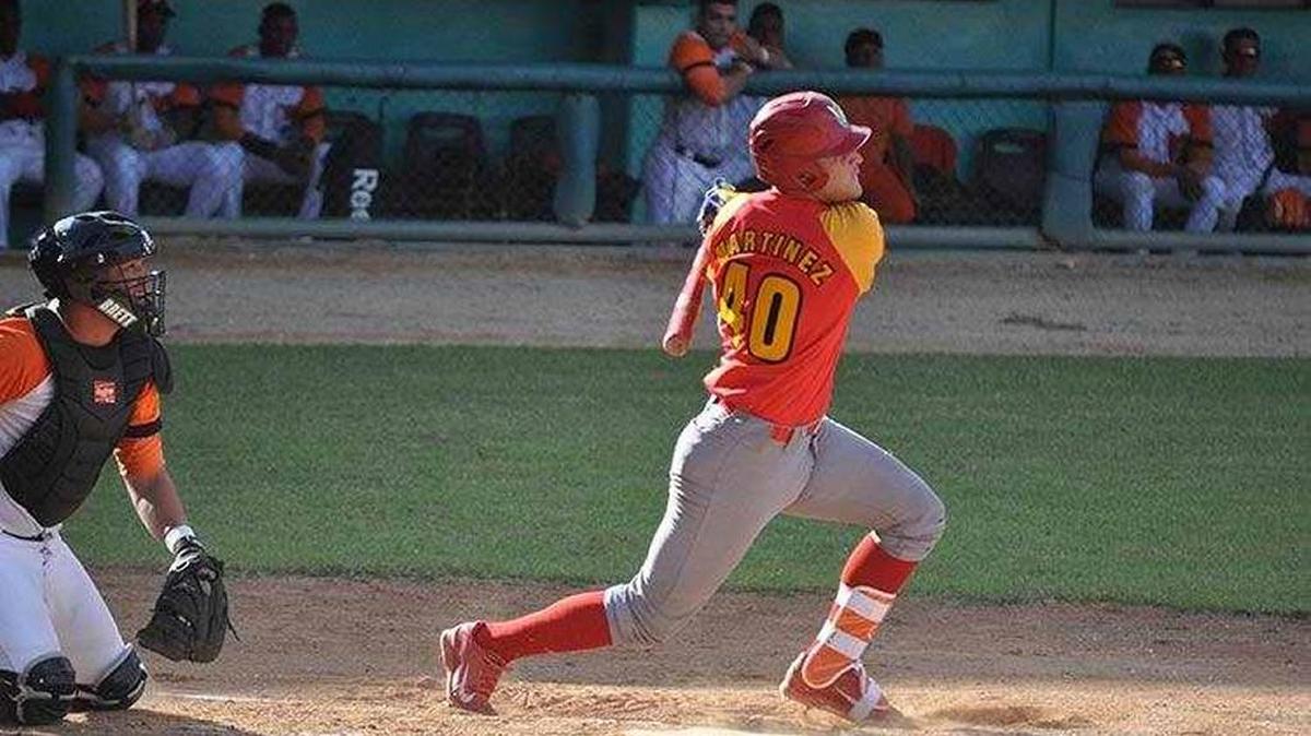 ARIEL MARTINEZ juega en la isla para los conjuntos de Matanzas.