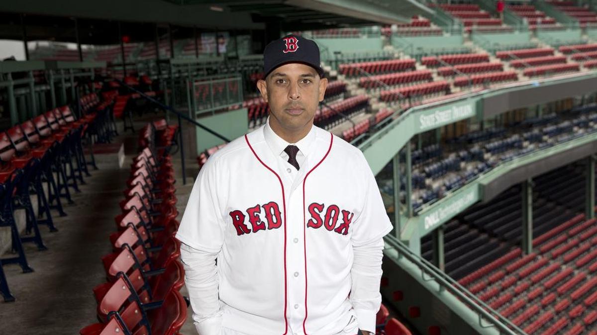 Alex Cora posa en el Fenway Park luego de su presentación como manager de los Medias Rojas, el 6 de noviembre del 2017.
