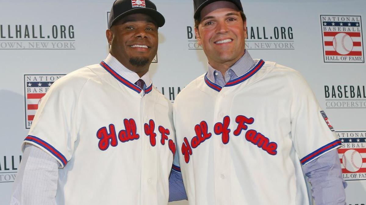 LOS NUEVOS elegidos al Salón de la Fama, Ken Griffey (izq.) y Mike Piazza, posan en Nueva York.