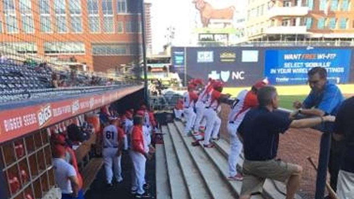 MOMENTO EN el dugout cubano antes del inicio de un juego contra los universitarios de EE.UU