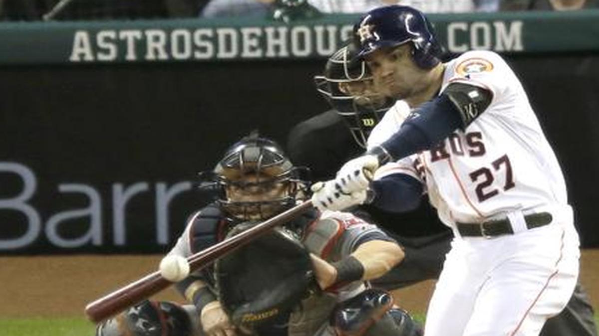 
Jose Altuve de los Astros de Houston conecta un elevado al center field el jueves, frente a los Indios de Cleveland. 
