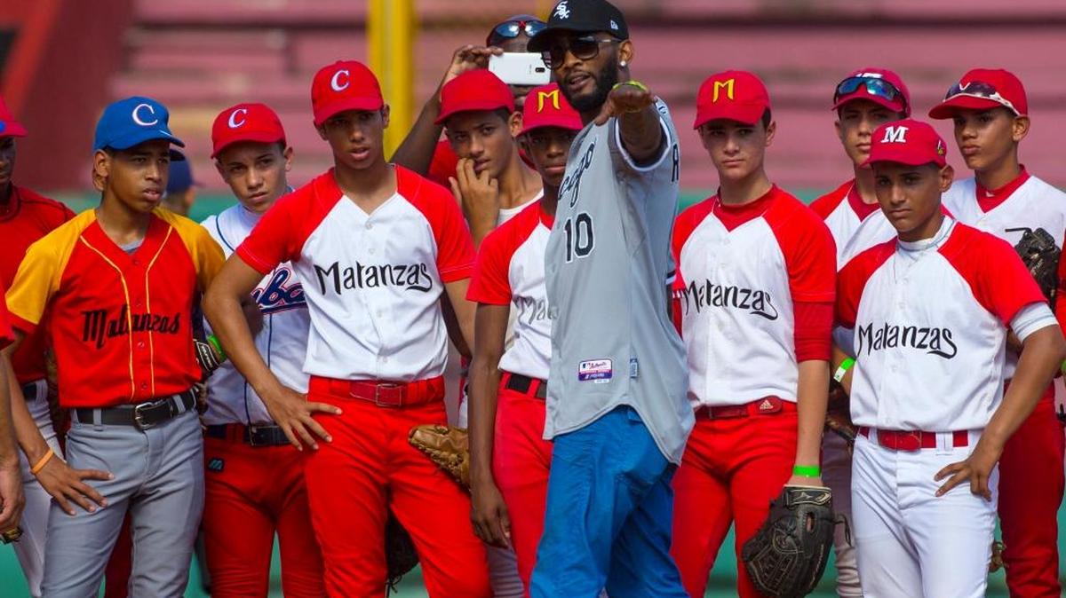Alexei Ramírez hace indicaciones a jóvenes jugadores en Matanzas, Cuba, el 17 de diciembre pasado.