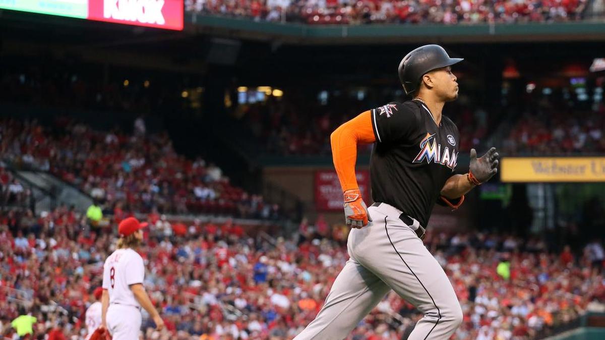 GIANCARLO STANTON recorre las bases tras pegar cuadrangular contra los Cardenales el 5 de julio del 2017.