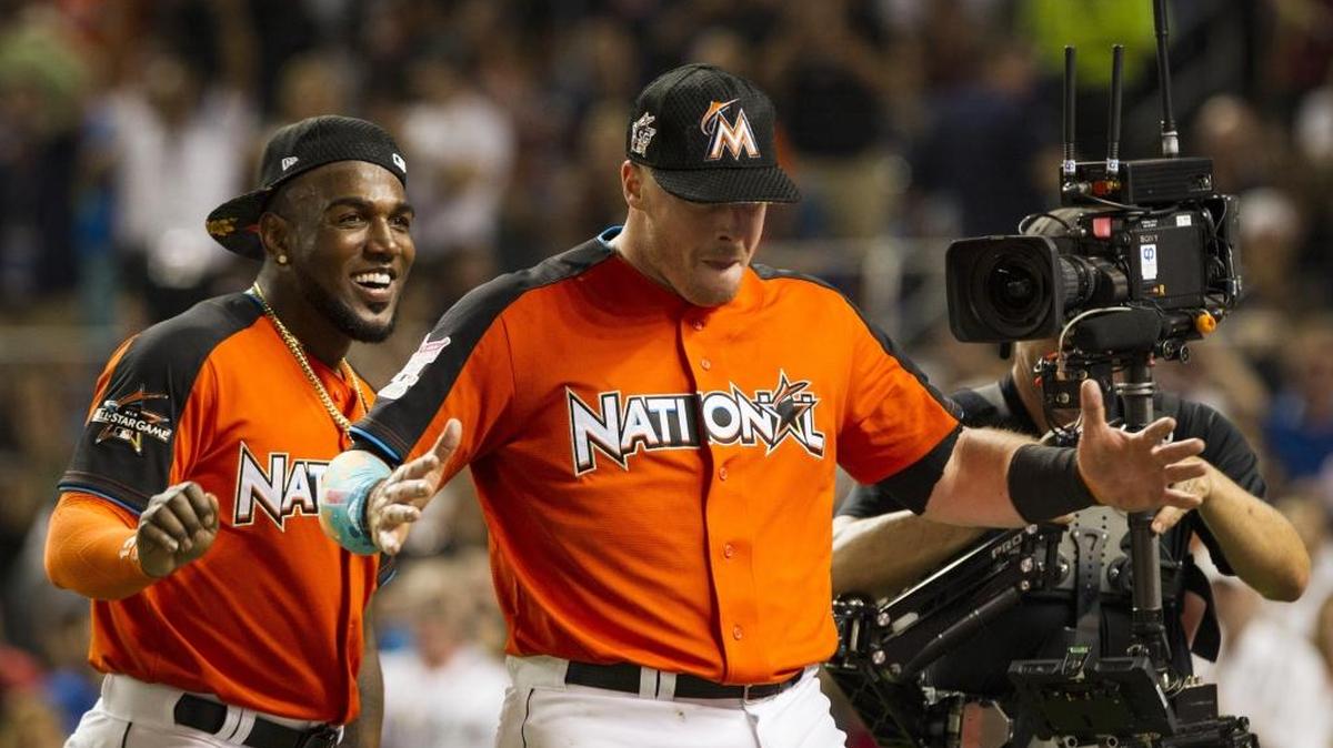 JUSTIN BOUR es felicitado por Marcell Ozuna (i) tras pegar 22 jonrones en el Derby de Cuadrangulares el 10 de julio del 2017.