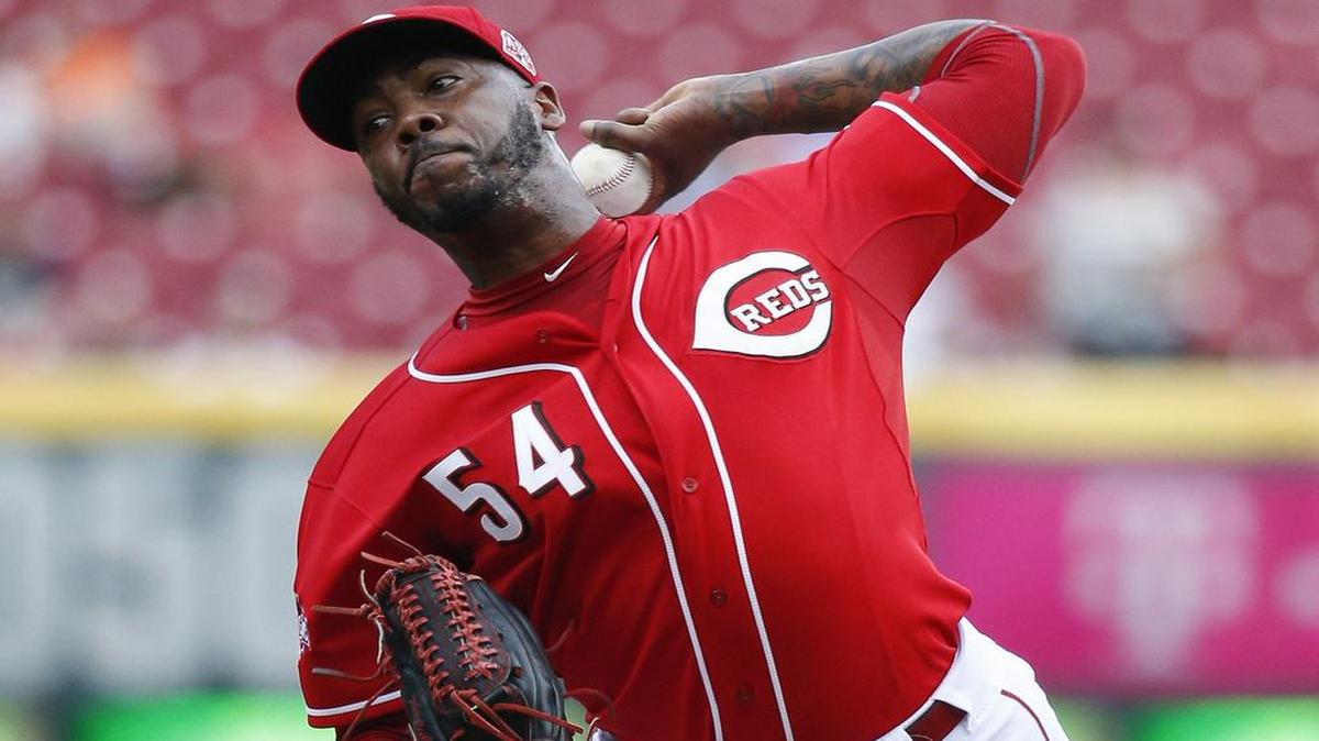 En una foto del 7 de septiembre del 2015, se ve al entonces relevista de los Rojos de Cincinnati Aroldis Chapman lanzar en la novena entrada contra los Piratas de Pittsburgh.