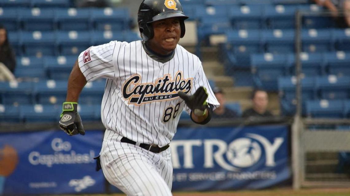 ALEXEI BELL cuando jugaba con los Capitales de Quebec, equipo de Liga Independiente.