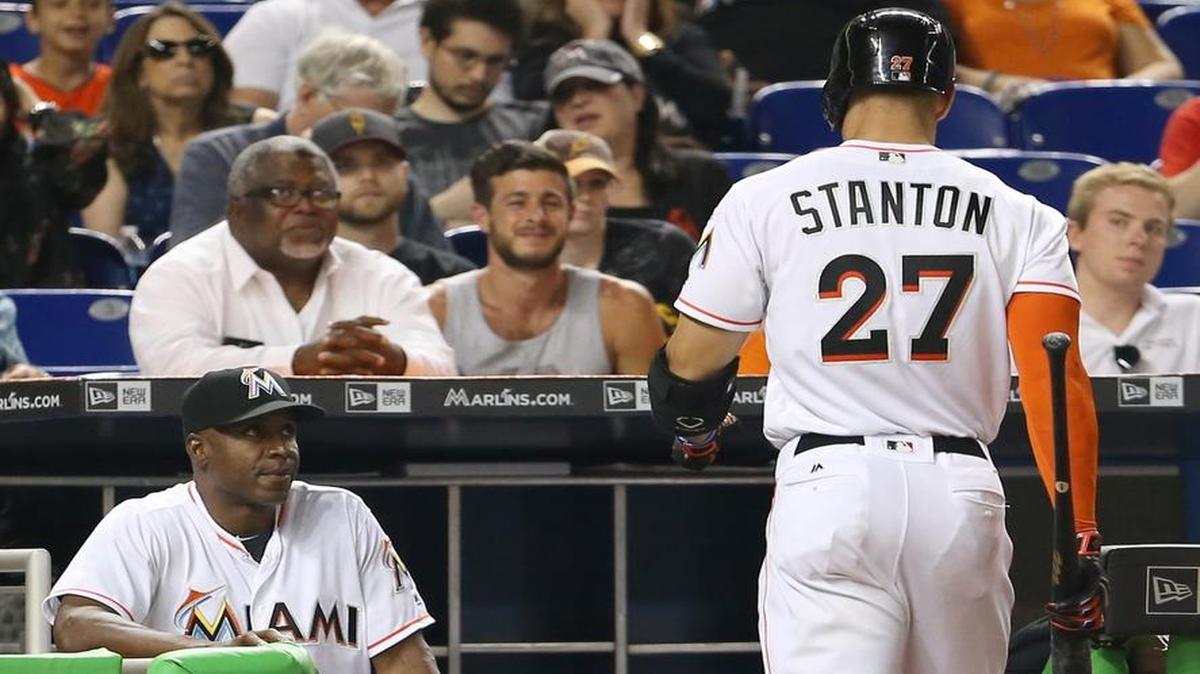 El coach de bateo de los Marlins Barry Bonds mira luego de que Giancarlo Stanton regresa al luego de poncharse en el octavo inning en el juego contra los Nacionales, la noche del viernes 20 de mayo del 2016 en Miami.