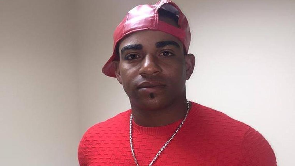 YOENIS CESPEDES sostiene una copia de El Jonronazo, la revista de pelota cubana.