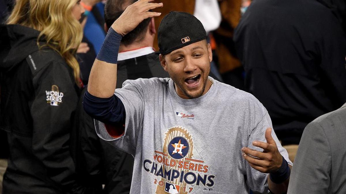 El primera base cubano Yuli Gurriel celebra tras conseguir su primera Serie Mundial con los Astros de Houston, en lo que fue también su primera temporada completa en las Grandes Ligas, el 1ro de noviembre del 2017.