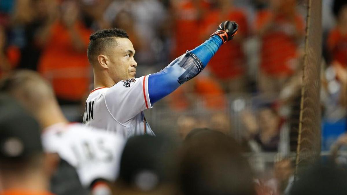 GIANCARLO STANTON saluda a los aficionados de Miami el 1 de octubre del 2017.