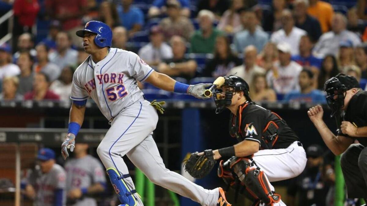 El jardinero cubano de los Mets Yoenis Céspedes conecta un sencillo en el primer capítulo contra Marlins.