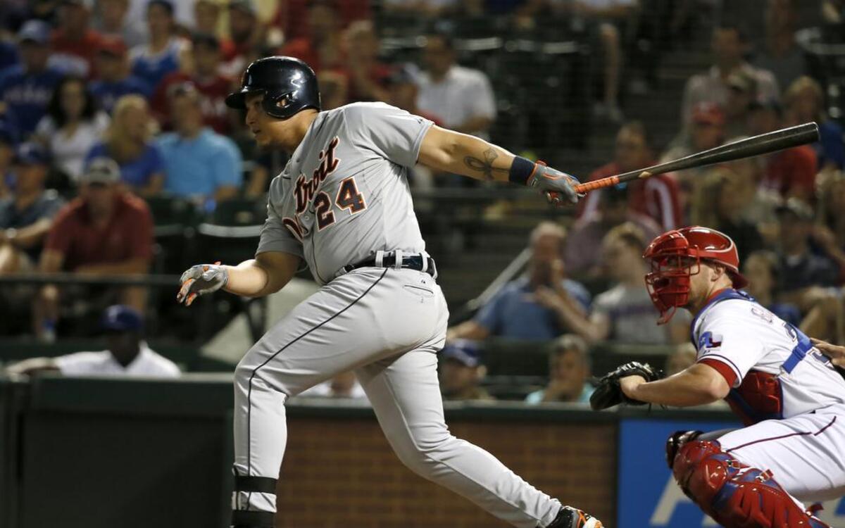 El venezolano Miguel Cabrera, de los Tigres de Detroit, batea en un partido ante los Rangers, el martes 29 de septiembre de 2015, en Arlington, Texas.
