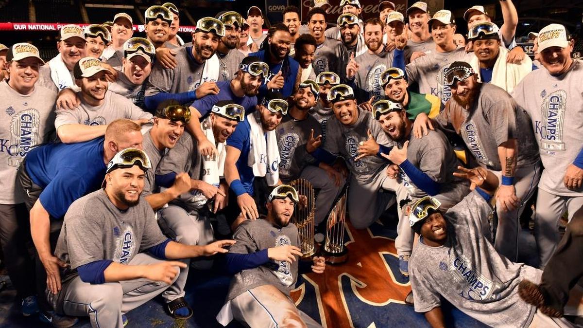 El inolvidable momento de los Reales de Kansas City tras ganar la Serie Mundial a los Mets, en la madrugada del lunes, en Nueva York.