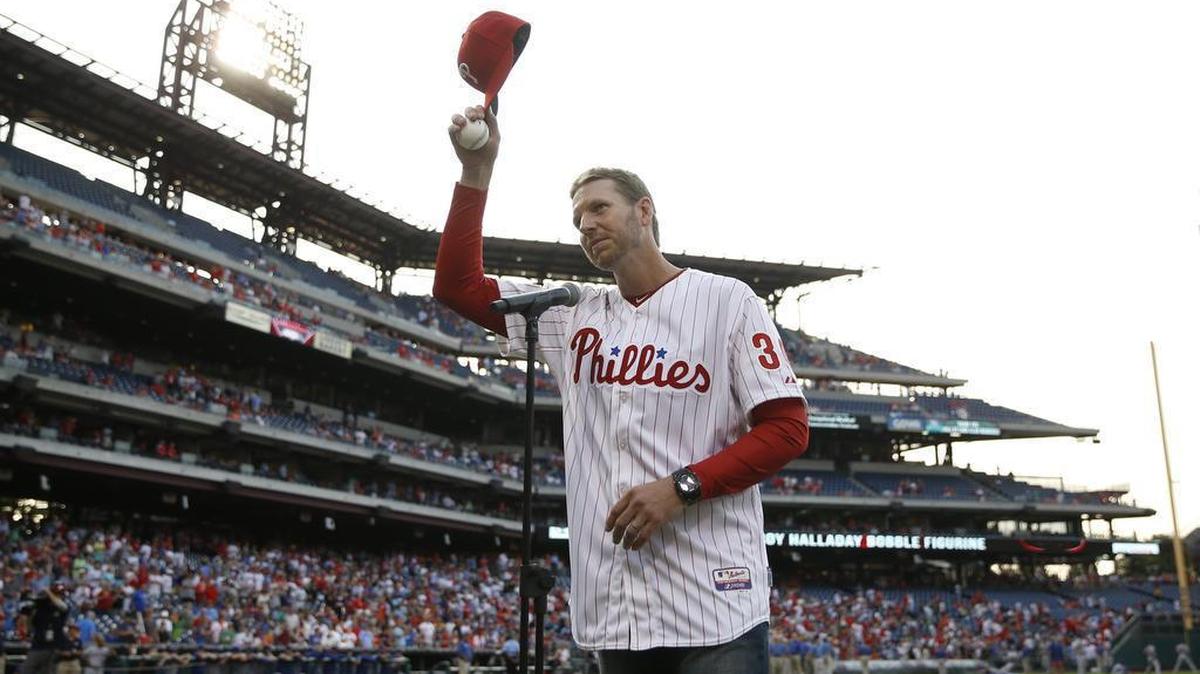 ROY HALLADAY saluda a los aficionados en Filadelfia durante un homenaje a su carrera el 8 de agosto del 2014.