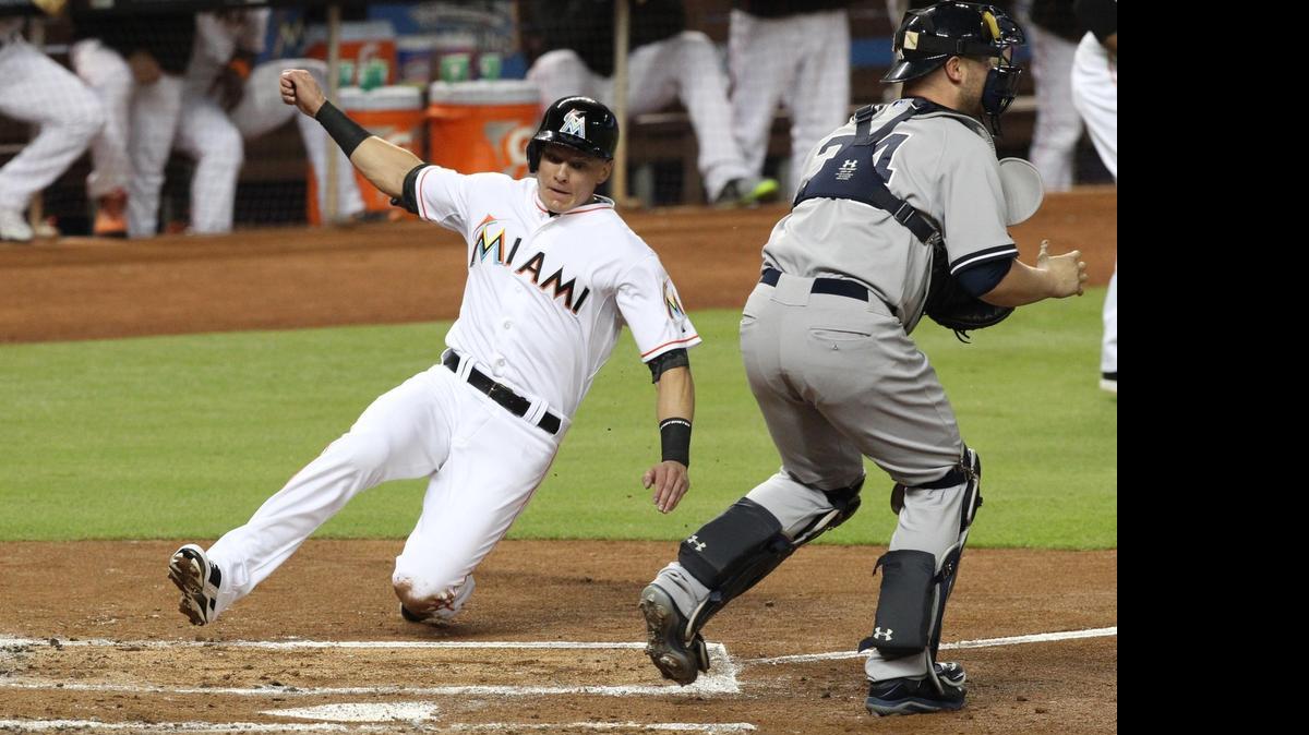 
El tercera base Derek Dietrich anota una carrera para los Marlins en el segundo episodio en el triunfo sobre los Yankees, la noche del lunes en Miami.
