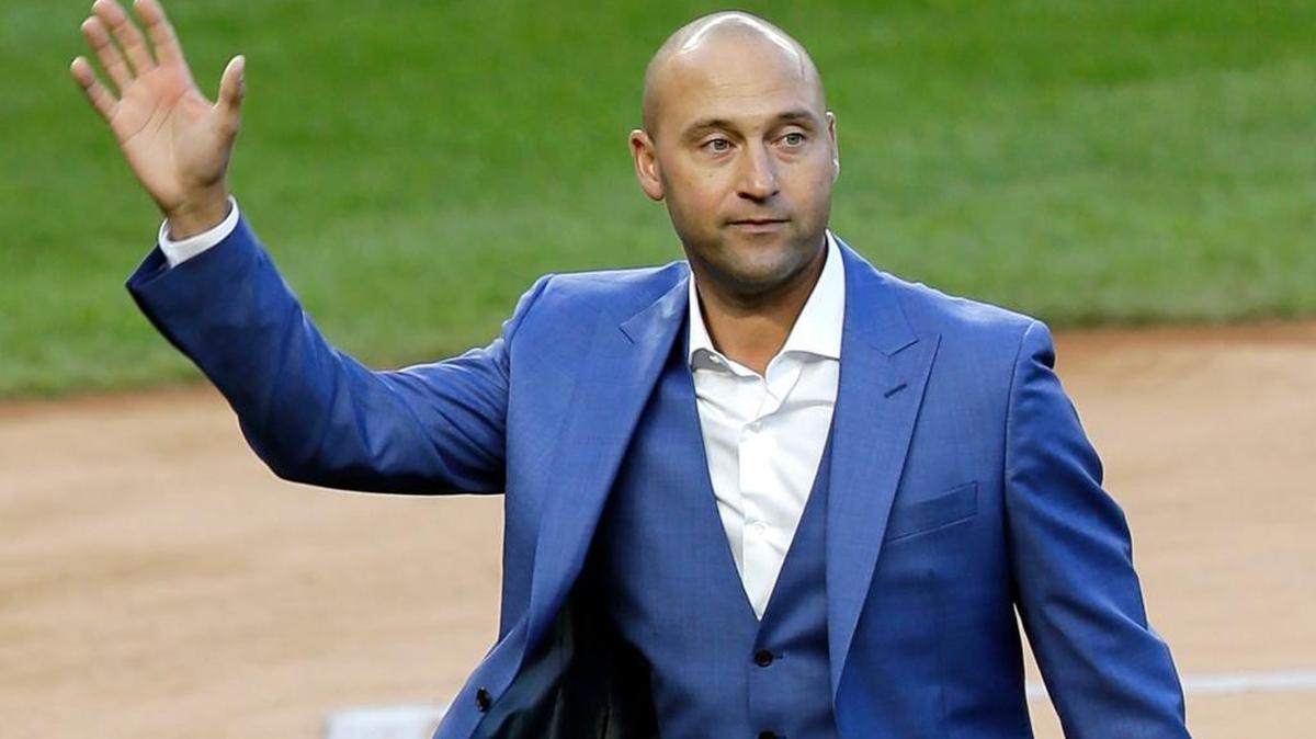 Derek Jeter saluda a los aficionados durante una ceremonia en el Yankee Stadium en Nuew York, el 14 de mayo del 2017.