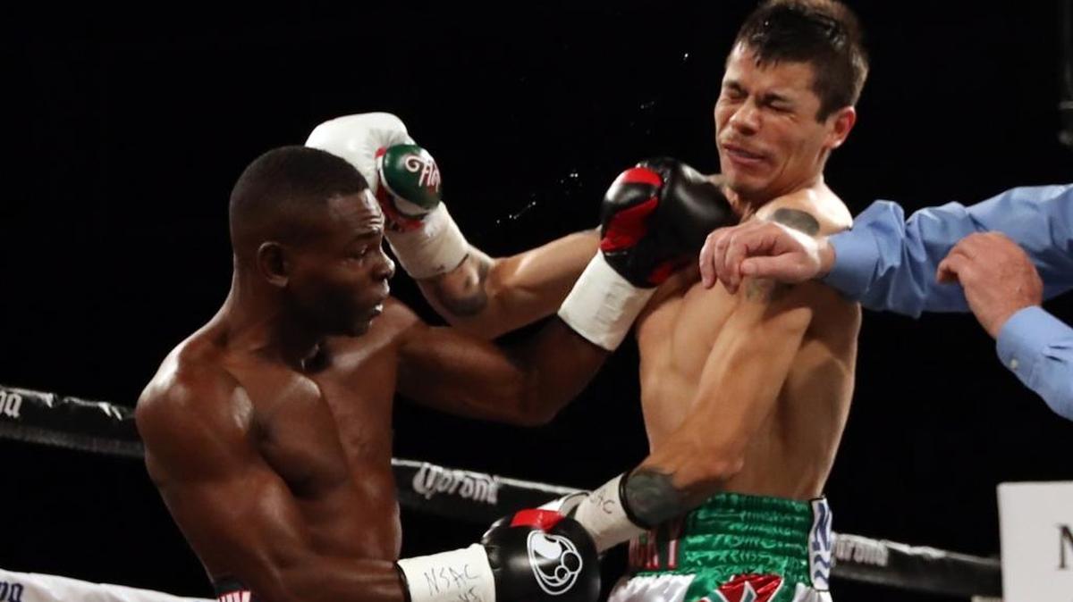 MOISES FLORES (d) recibe el impacto de un golpe de Guillermo Rigondeaux el 17 de junio en Las Vegas.