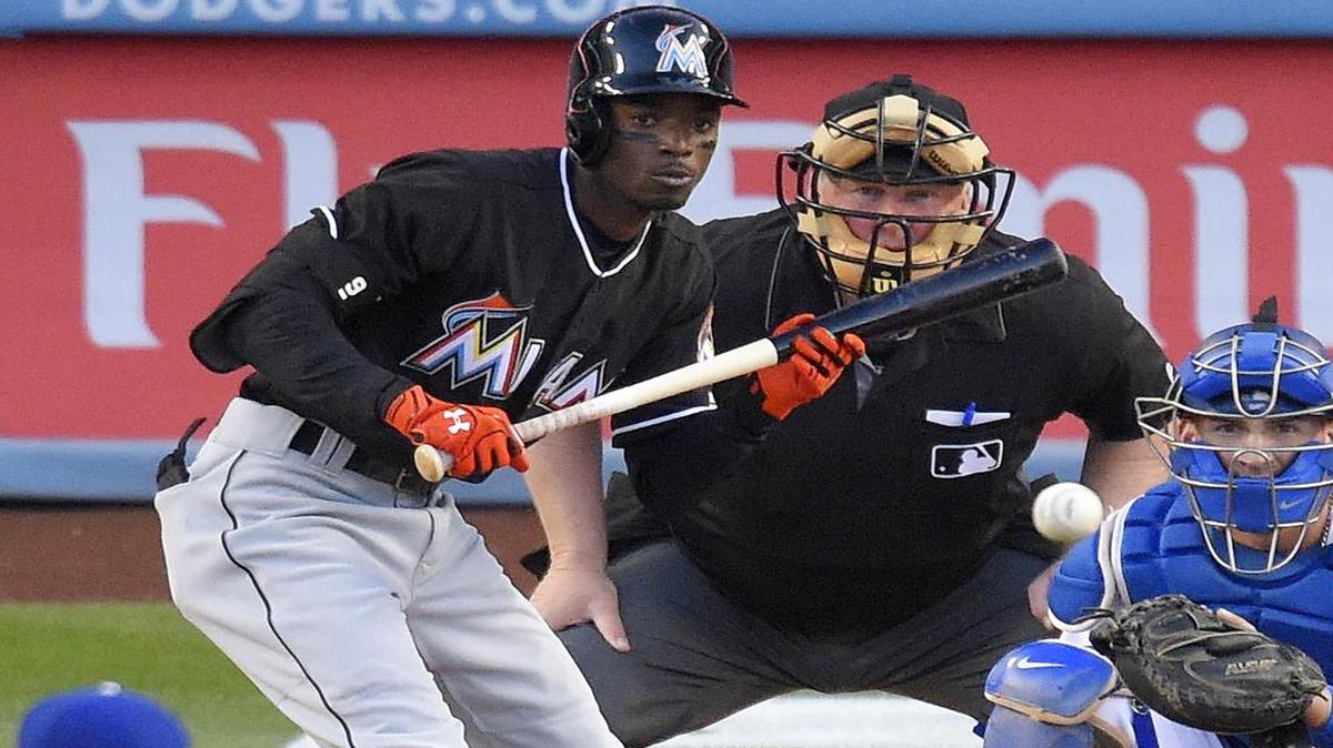 Dee Gordon, de los Marlins en acción el 28 de abril del 2016, en Los Angeles.