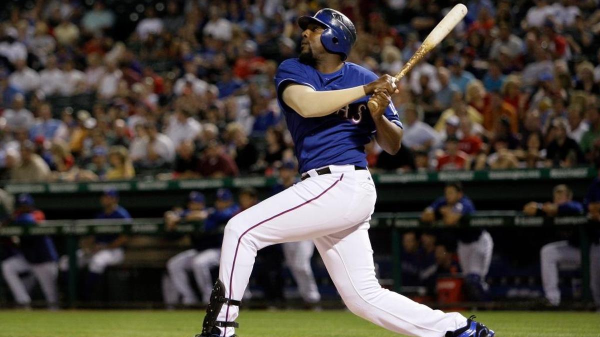 VLADIMIR GUERRERO pega un cuadrangular de dos carreras contra Josh Rupe, de los Reales, en juego del 6 de mayo del 2010.