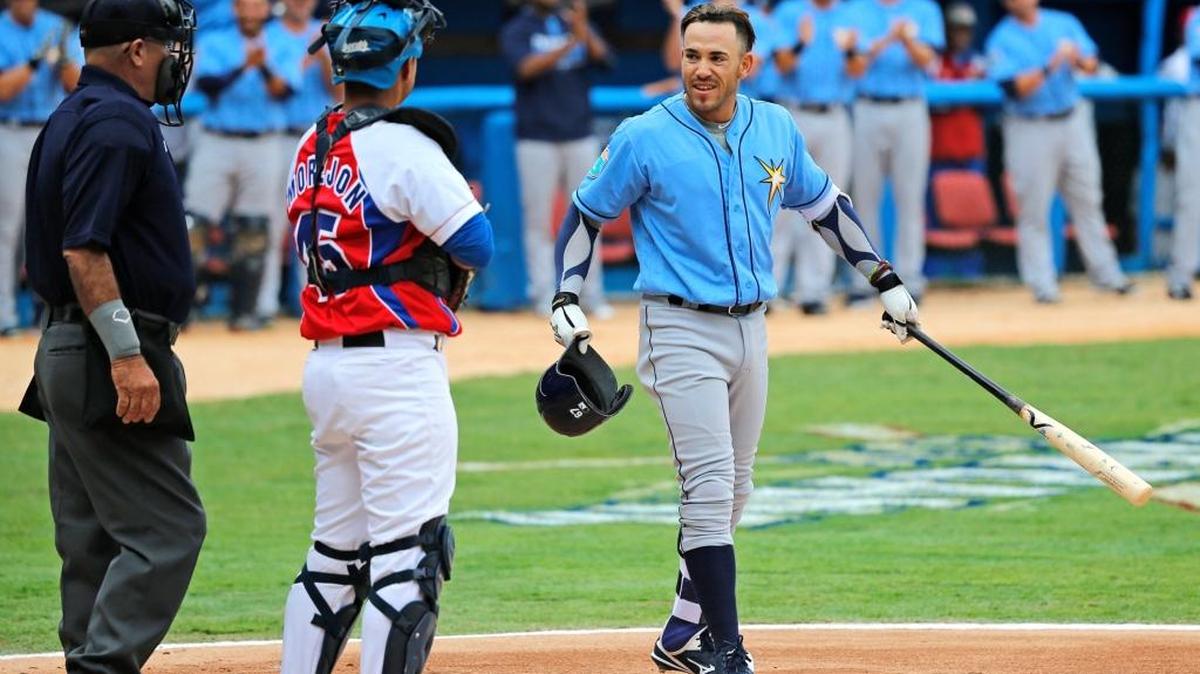 Dayron Varona es saludado por su compatriota Frank Camilo Morejón en el partido entre los Rays y la selección cubana, celebrado el 22 de marzo de 2016 en La Habana.