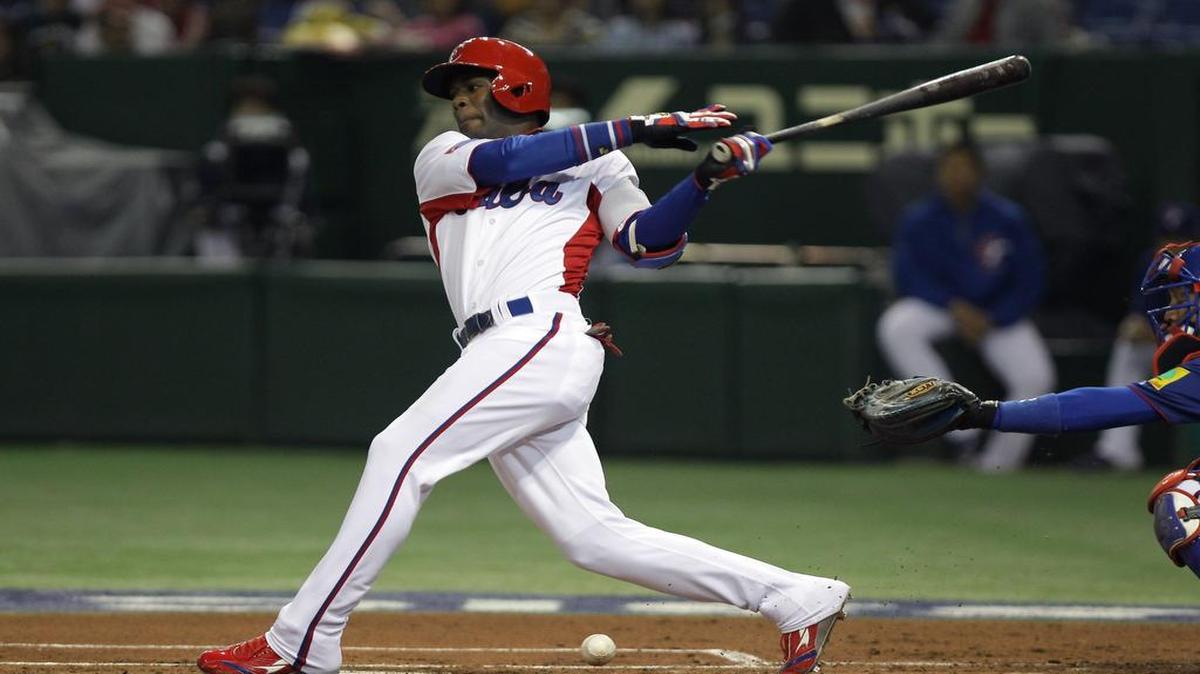 Guillermo Heredia batea por el equipo cubano en un partido contra Taipei en el III Clásico Mundial de Béisbol, el 23 de marzo del 2013.