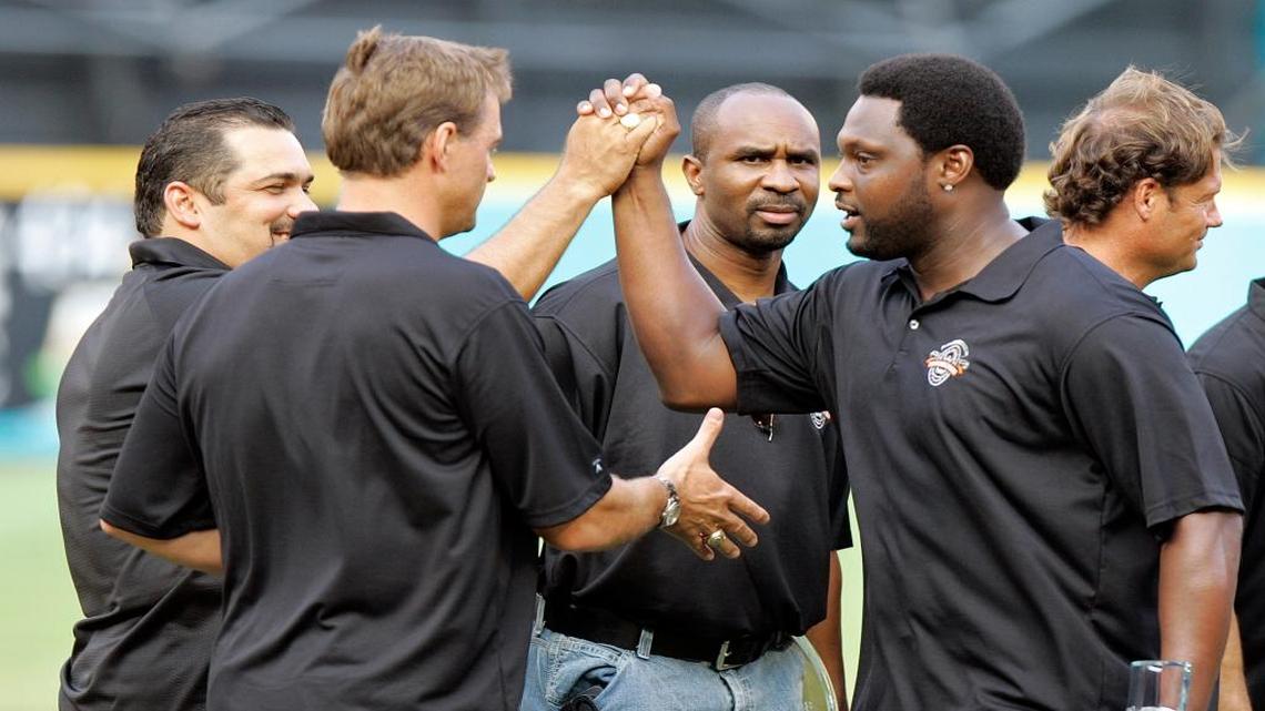 CHARLES JOHNSON (d) saluda a varios integrantes del equipo titular de 1997 durante un homenaje efectuado en junio del 2007.