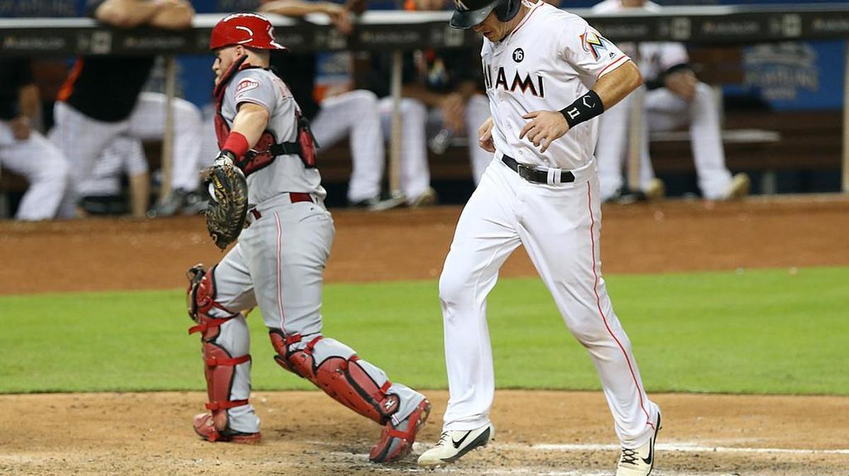 El catcher de los Marlins J.T. Realmuto anota una de sus dos carreras en el triunfo ante los Rojos. El receptor bateó de 4-3 incluyendo un decisivo jonrón en el séptimo.