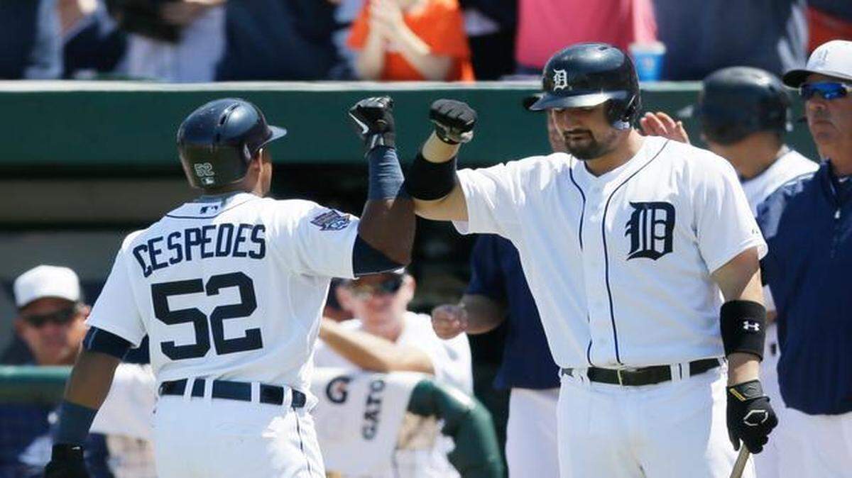 
Yoenis Céspedes (izq.) es felicitado por Nick Castellanos tras batear un jonrón con los Tigres en el partido ante los Bravos, el lunes 30 de marzo del 2015.


