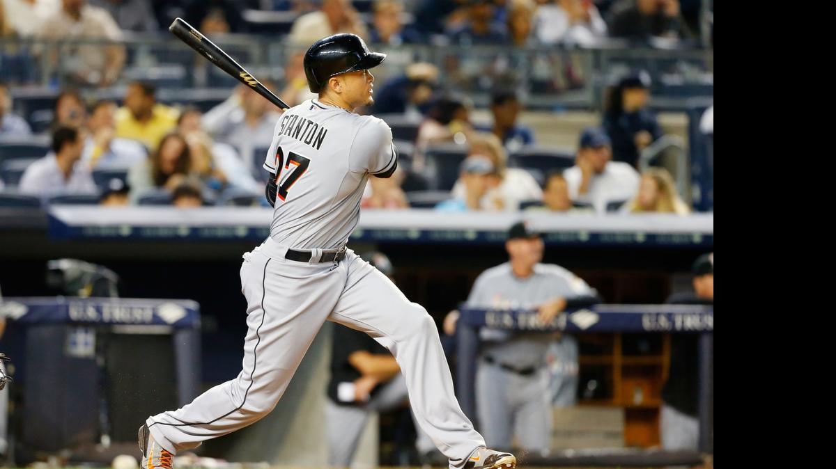 
Giancarlo Stanton, de los Marlins, conecta un jonrón en el sexto, el jueves.
