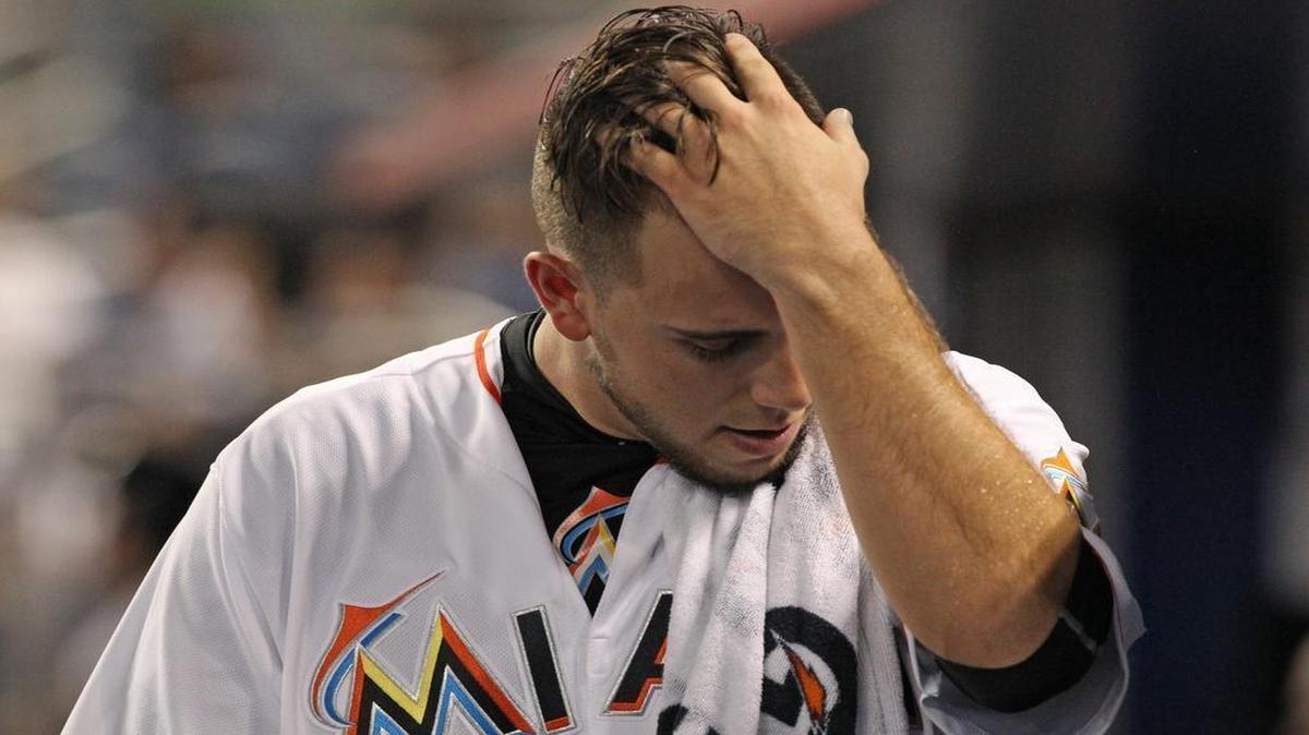 
José Fernández se toma la cabeza en una de sus salidas con los Marlins.
