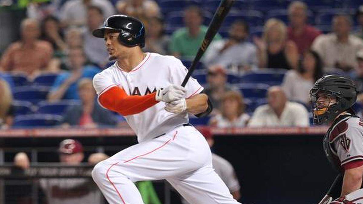 
Con 25 años recién cumplidos el 8 de noviembre, Giancarlo Stanton ha sido dos veces estelar y en esta campaña  lideró la Liga Nacional en jonrones (37) y porcentaje de slugging (.555), además de terminar segundo en la votación para el premio de Jugador Más Valioso, ganado por el lanzador de Los Angeles Clayton Kershaw.
