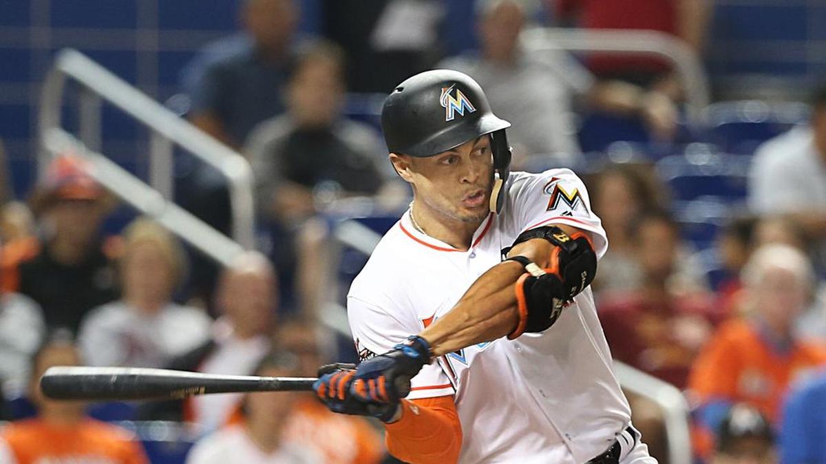Giancarlo Stanton con sus 59 jonrones y 132 carreras impulsadas debe superar al canadiense Joey Votto, de Cincinnati; Paul Goldschmidt, de Arizona; Charlie Blackmon y Nolan Arenado, ambos de Colorado, en la lucha por el premio de Jugador Más Valioso.