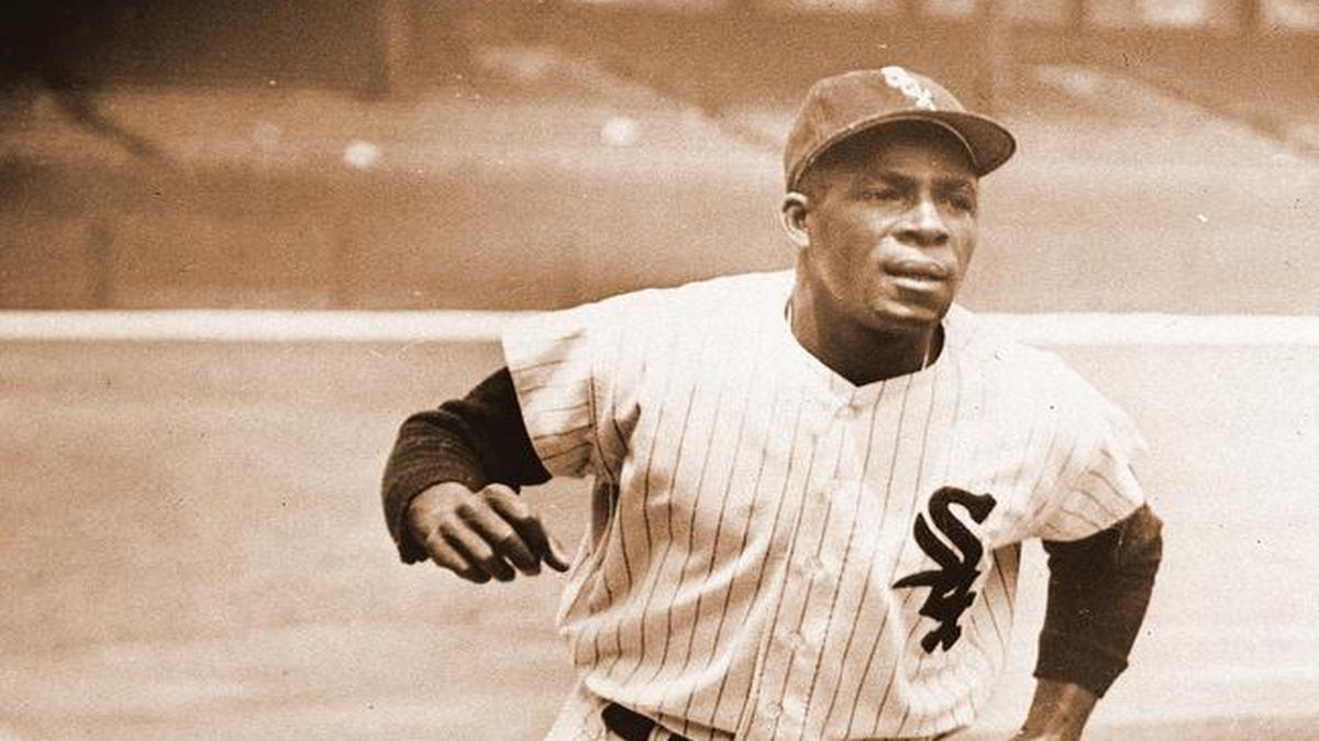 Minnie Minoso, de los Medias Blancas de Chicago, corre las bases en el Comiskey Park , el 1 de junio de 1955.