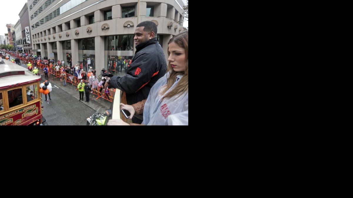 
Pablo Sandoval y su novia Dubcy Romero en el desfile de los campeones, el viernes en San Francisco.
