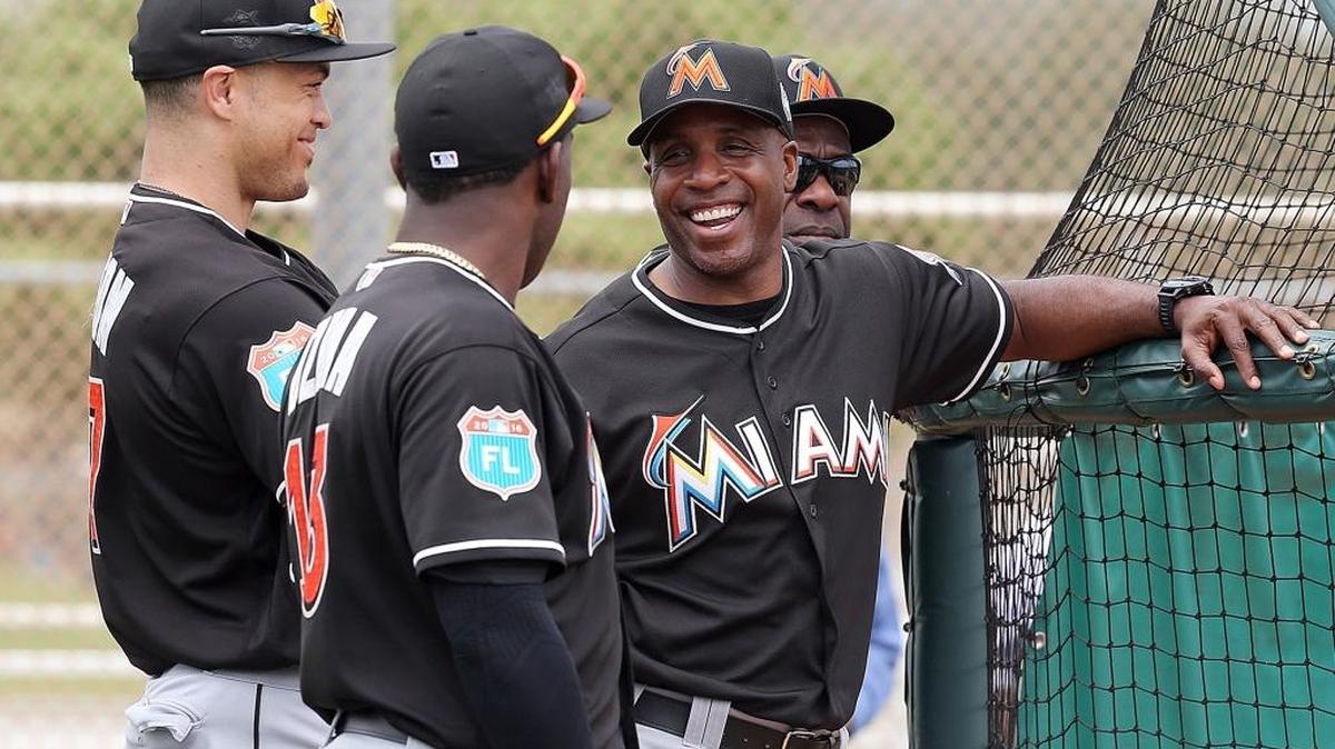 BARRY BONDS (d) conversa en un entrenamiento de bateo con Marcell Ozuna (c) y Giancarlo Stanton el 23 de febrero en Jupiter.