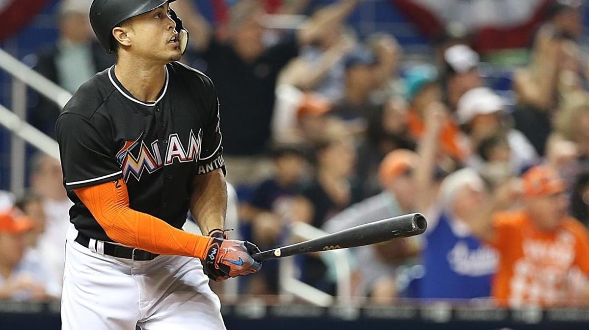 GIANCARLO STANTON pega un cuadrangular contra los Mets el 15 de abril.