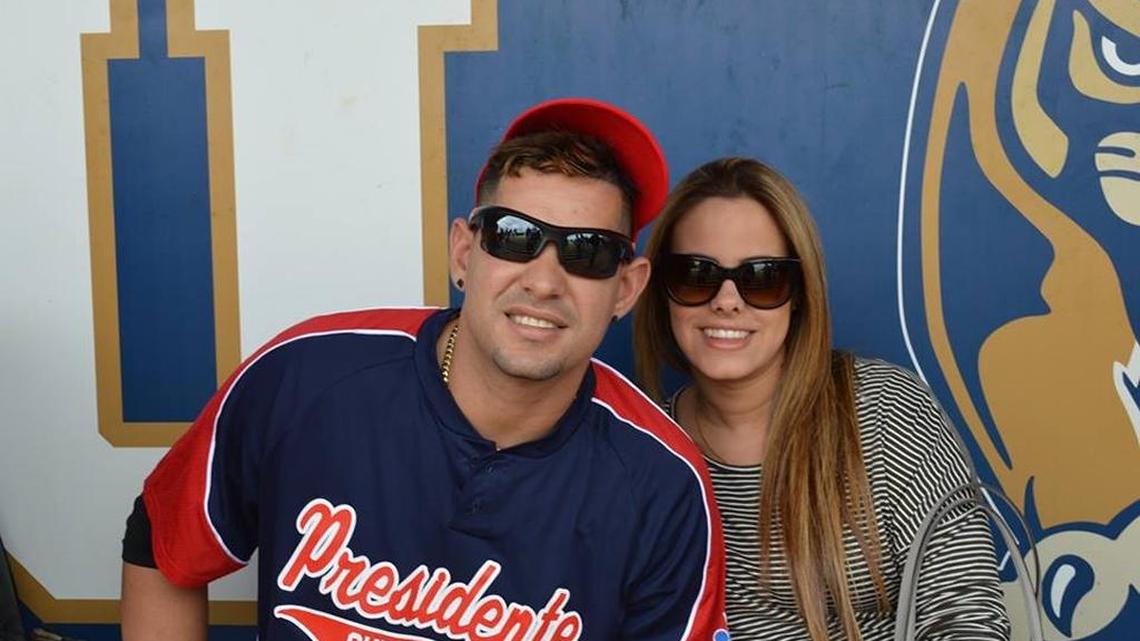 DARIEL ALVAREZ junto a su esposa en el Juego de las Estrellas Cubanas celebrado el 15 de enero en FIU.