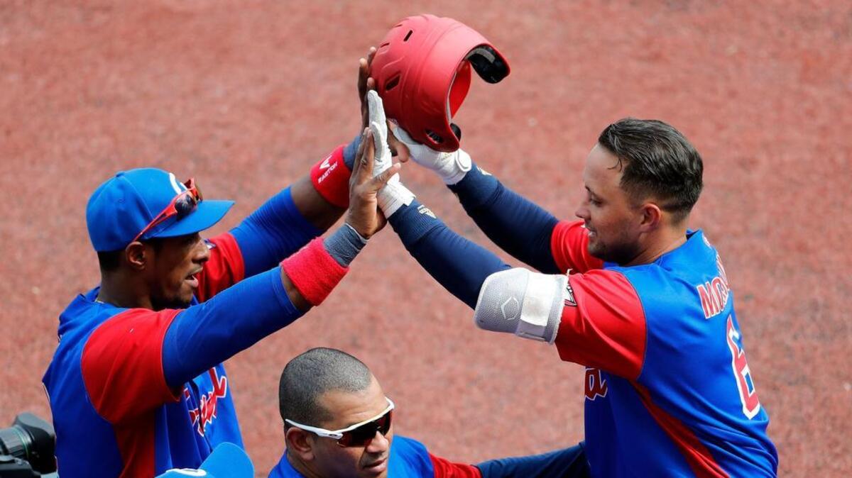 El receptor de Cuba Frank Camilo Morejón (der.) celebra con sus compañeros de equipo luego de anotar una carrera ante los Criollos de Caguas, en partido de la Serie del Caribe celebrado el 6 de febrero de 2018 en Jalisco, México.