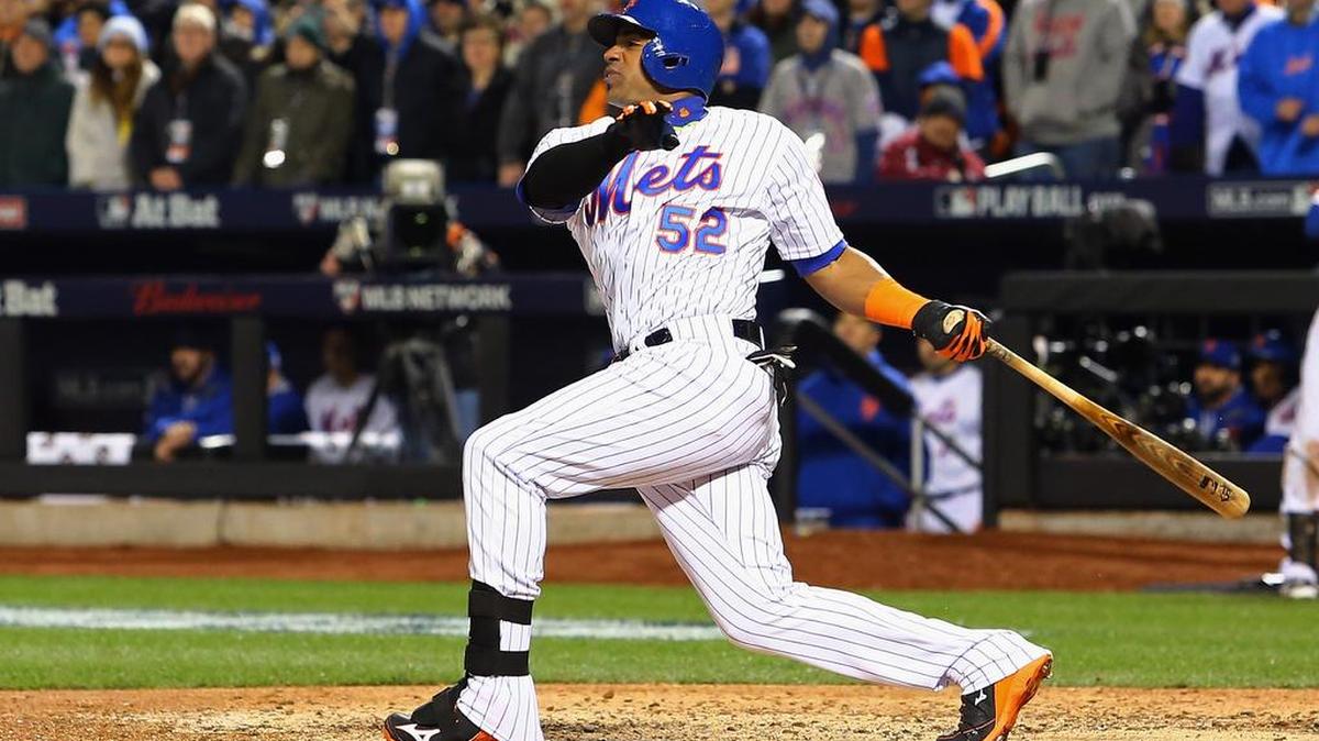 Yoenis Céspedes # 52 de los Mets de Nueva York batea un elevado de sacrificio en la sexta entrada contra Kelvin Herrera # 40 de los Reales de Kansas City durante el tercer partido de la Serie Mundial 2015 en el Citi Field el 30 de octubre de 2015 en el barrio de Flushing del Queens barrio de la ciudad de Nueva York.