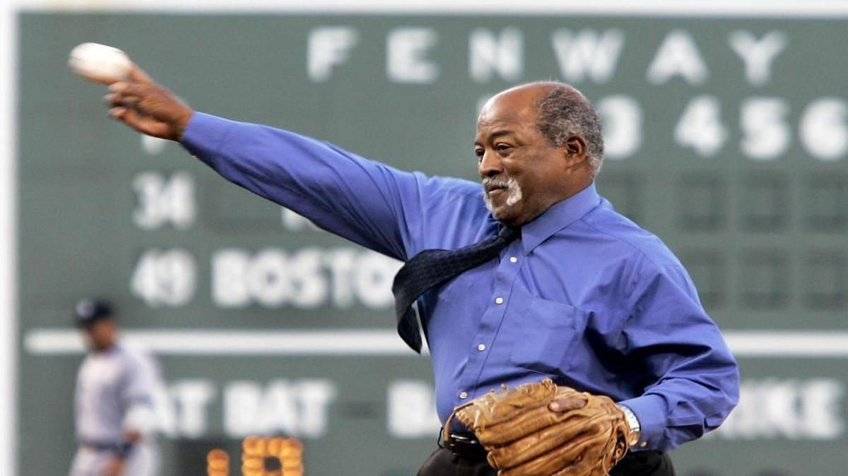 Luis Tiant lanza la primera bola en un partido entre los Medias Rojas y los Yankees, celebrado el 23 de mayo del 2006, en el estadio Fenway Park en Boston.