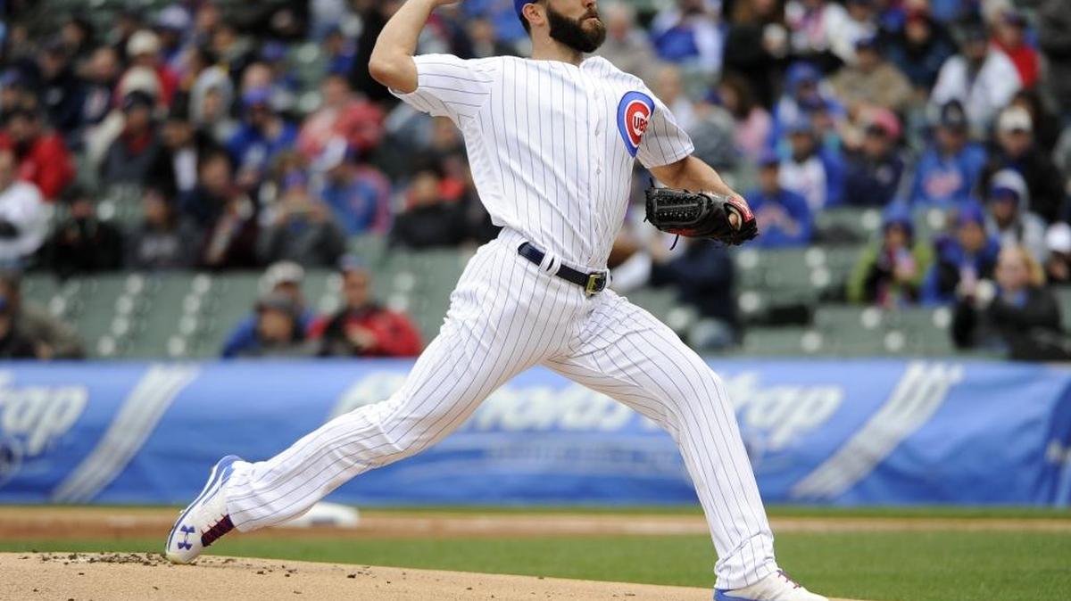 EL SERPENTINERO de los Cachorros Jake Arrieta, en partido frente a los Cerveceros de Milwaukee, el jueves 28 de abril del 2016 en el Wrigley Field de Chicago.